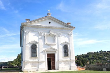 Piran, Slovenya, 24 Eylül 2019: Kilisenin cephesi, Slovenya 'nın Piran katedrali