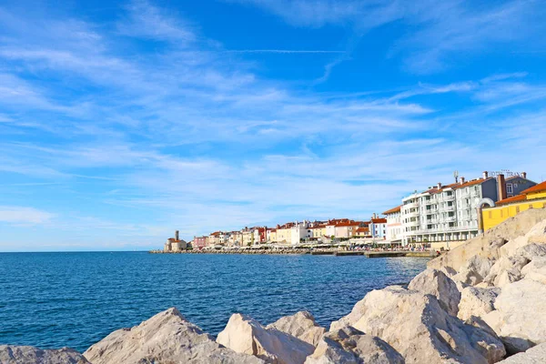 Piran Eslovênia Setembro 2019 Scenic Waterfront Com Edifícios Coloridos Centro — Fotografia de Stock