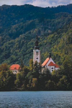 Slovenya 'da Kiliseyle Kan Gölü' nde. Slovenya Romantik Seyahat Hedefi