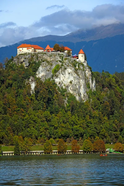 Castelo Bled Castelo Medieval Construído Sobre Precipício Acima Cidade Bled — Fotografia de Stock