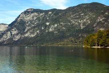 Slovenya 'da dağ manzaralı Bohinj gölü kıyısı
