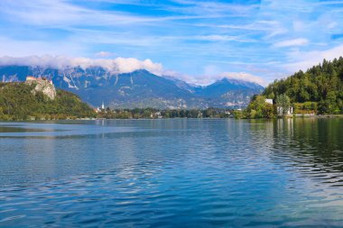 Slovenya 'daki dağ gölü manzarası çok güzel.