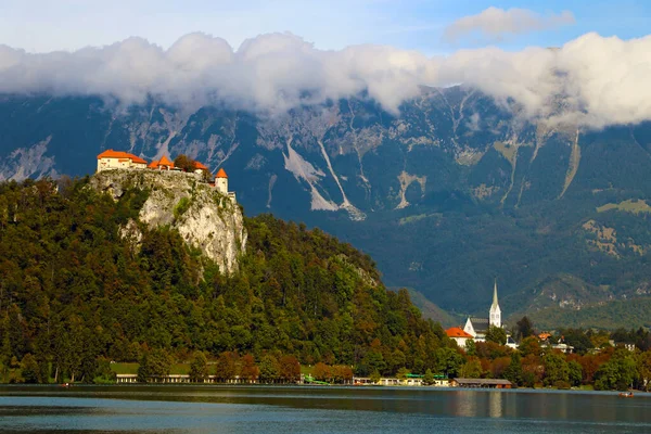 スロベニアの湖の上の中世の祝福された城 — ストック写真