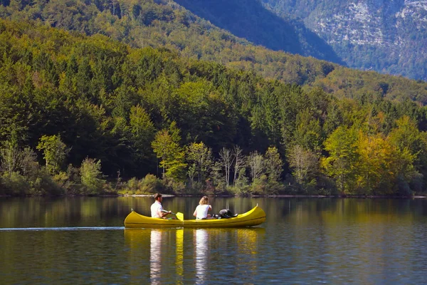 Jeune Couple Nage Sur Bateau Sur Lac Montagne Une Rivière — Photo