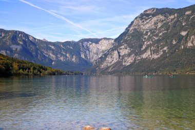 Slovenya 'nın Bohinj gölünde kristal berrak su