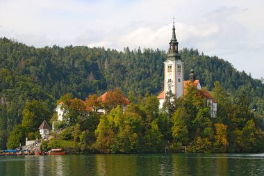 Güzel göl manzarası Maria 'nın küçük bir adada ve Kanlı Kale' de hacca gidişiyle doldu.