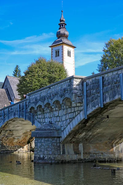 Igreja São João Batista Uma Ponte Junto Lago Bohinj Eslovénia — Fotografia de Stock