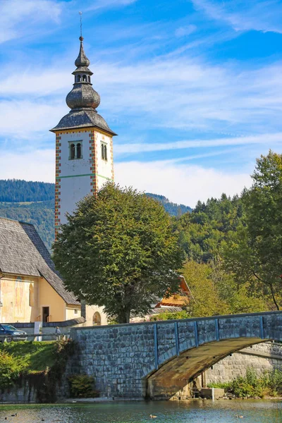 Igreja São João Batista Uma Ponte Junto Lago Bohinj Eslovénia — Fotografia de Stock