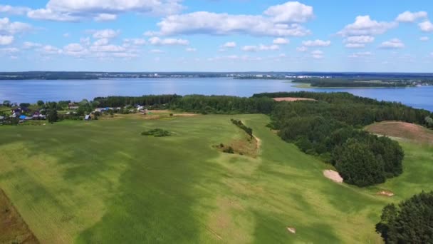 Fotografia Aérea Sobre Campo Verde Com Vista Para Lago Azul — Vídeo de Stock