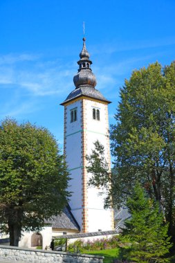 Aziz Vaftizci Yahya Kilisesi ve Slovenya 'daki Bohinj Gölü kıyısında bir köprü.