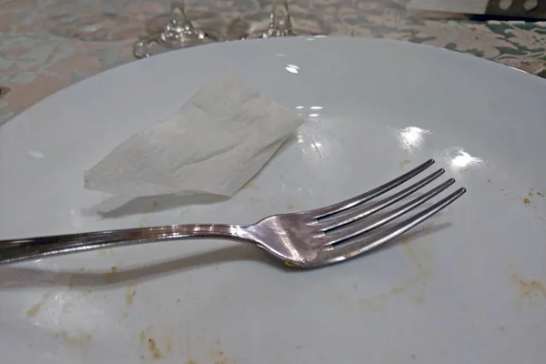 Λευκό Βρώμικο Πιάτο Πιρούνι Και Πετσέτα Μετά Φαγητό — Φωτογραφία Αρχείου
