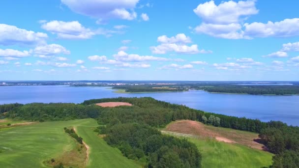 Drone Scende Senza Intoppi Con Una Splendida Vista Sul Lago — Video Stock