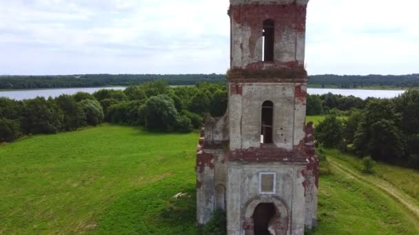 Flug Über Die Alte Zerstörte Kirche Umgeben Von Wasser — Stockvideo