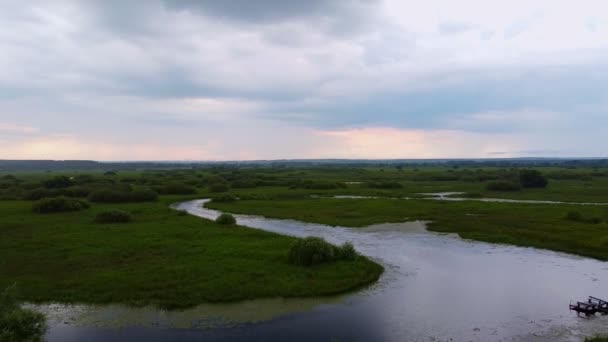 Vista Sobre Río Sinuoso Antes Lluvia Por Noche — Vídeos de Stock