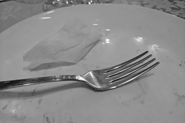 Plato Sucio Con Tenedor Después Comer Foto Blanco Negro —  Fotos de Stock