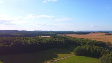 Yeşil ve sarı tarlaların üzerinde uçuyorlar. Hava fotoğrafçılığı.