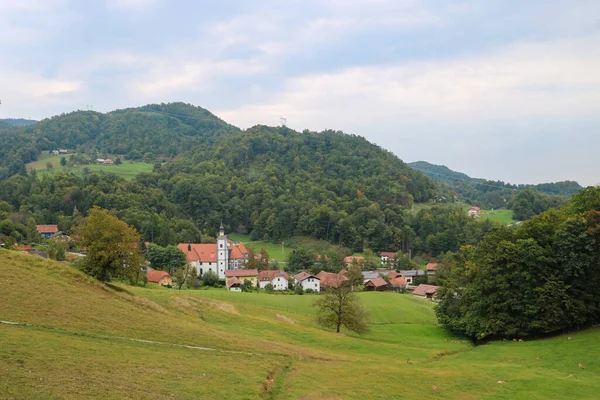 Hegyi Zöld Mezők Ködös Reggelen — Stock Fotó