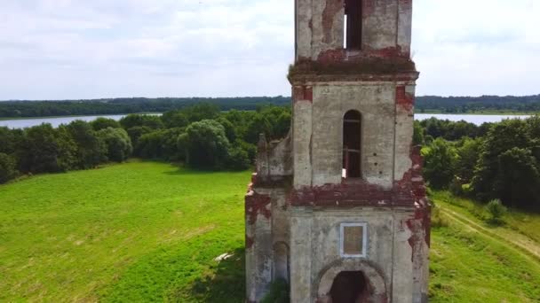 Vuelo Avión Tripulado Frente Una Vieja Iglesia Iglesia Ruinas — Vídeos de Stock