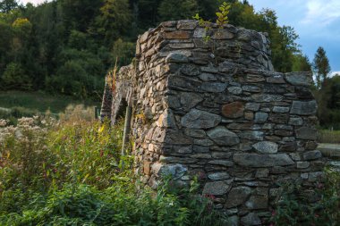 Yıkılmış eski bir taş savunma duvarının parçası.