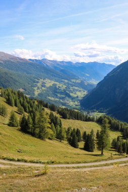 Güneşli bir günde güzel bir dağ manzarası.