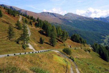 Avusturya 'daki Grossglockner yüksek dağlık yollarının hava görüntüsü.