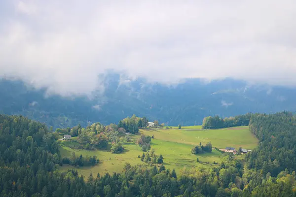 Kleines Bergdorf Einem Nebligen Morgen — Stockfoto