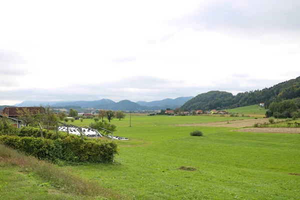 Bellissimo Paesaggio Rurale Con Vista Sulle Montagne Una Mattina Nebbiosa — Foto Stock