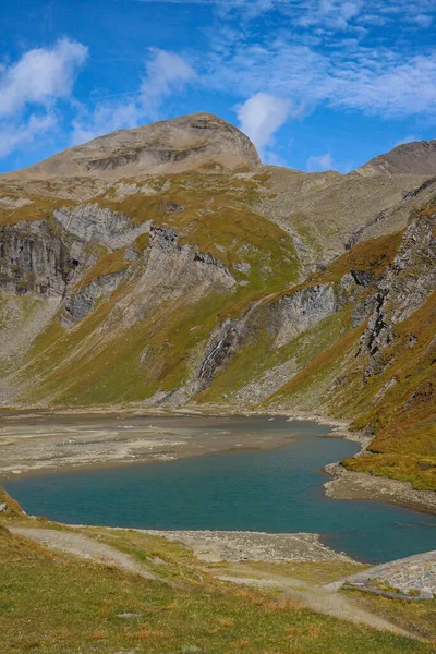 Horské Jezero Turistická Trasa Zelené Údolí Mezi Horami Rakouských Alp — Stock fotografie