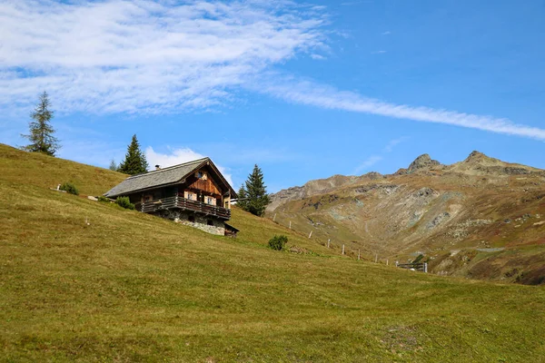 Belle Petite Maison Bois Sur Flanc Montagne Photo De Stock