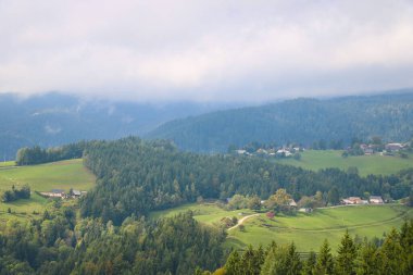 Dağlardan bir manzara ve küçük bir dağ köyü.