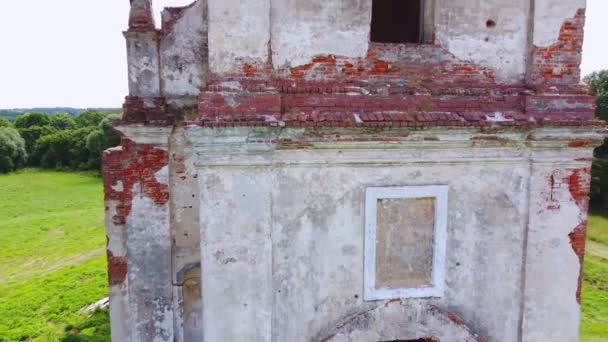 Fotografia Aerea Della Vecchia Chiesa Distrutta Sul Lago — Video Stock