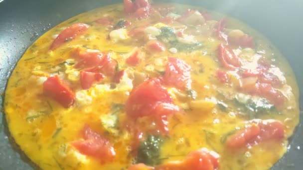 Koken Gebogen Omelet Met Groenten Een Pan Ontbijt — Stockvideo