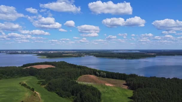 Fotografia Aérea Drone Desce Suavemente Com Vista Para Lago Azul — Vídeo de Stock