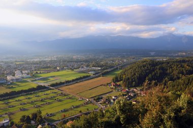 Sonbaharın başındaki dağların güzel manzarası. Dağın yamacında kar var.