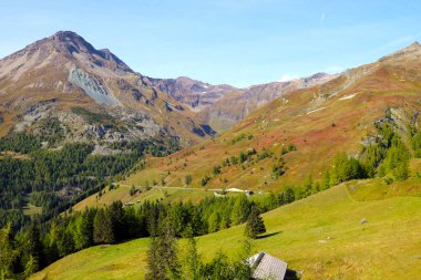 Sonbaharın başındaki dağların güzel manzarası. Dağın yamacında kar var.
