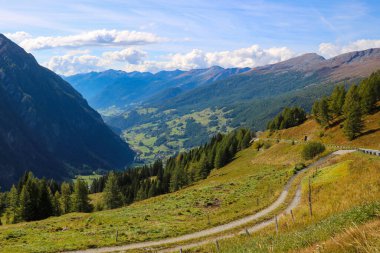 Sonbaharın başındaki dağların güzel manzarası. Dağın yamacında kar var.
