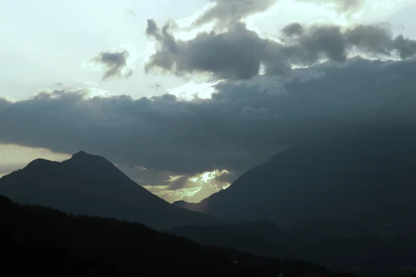 Blick Auf Einen Schönen Hellen Sonnenuntergang Hoch Den Bergen — Stockfoto