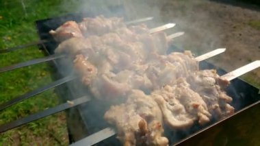 Barbeküyü yakın. Yangında kızartılmış et, marine edilmiş şiş kebap..