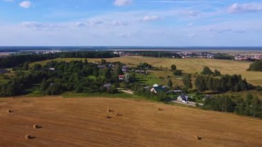 Kırsal alanda toplanan sarı bir tarlanın 360 derecelik görüntüsü..