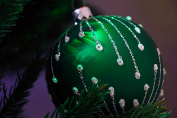 Eine Grüne Weihnachtskugel Weihnachtsbaum — Stockfoto