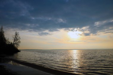 Deniz kenarında gün batımı. Soğuk nemli, ıslak sonbahar