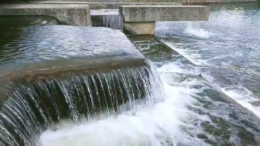 Şehir parkındaki su akışının hızlandırılmış görüntüsü.