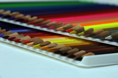 Beyaz arkaplanda izole edilmiş renkli kalemler.