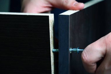 Evde mobilya montajı. Eller pervane gibi döner.