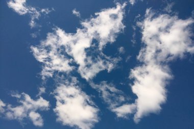 Koyu mavi gökyüzü ve beyaz bulutlar. Arkaplan