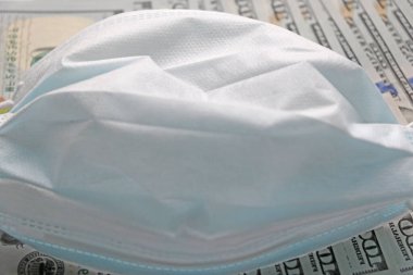 Para banknotlarında tıbbi maske. Ekonomi ve virüs kavramı