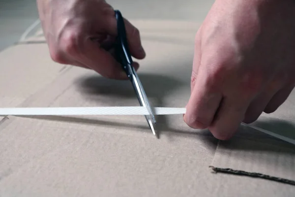 Чоловік Використовує Ножиці Щоб Вирізати Шматок Картону Складання Меблів — стокове фото