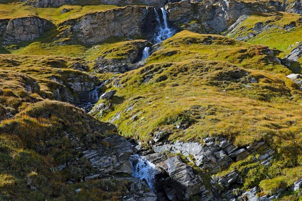 水が流れる山の斜面の眺め。秋. — ストック写真
