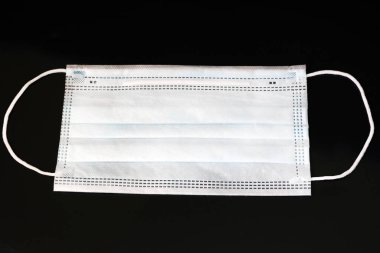 Siyah arka planda tıbbi maske. Coronavirus konsepti. Virüsün önlenmesi