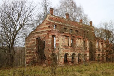Eski harabe kırmızı tuğla bina. Kötü bir gün. Savaştan sonra yıkım konsepti